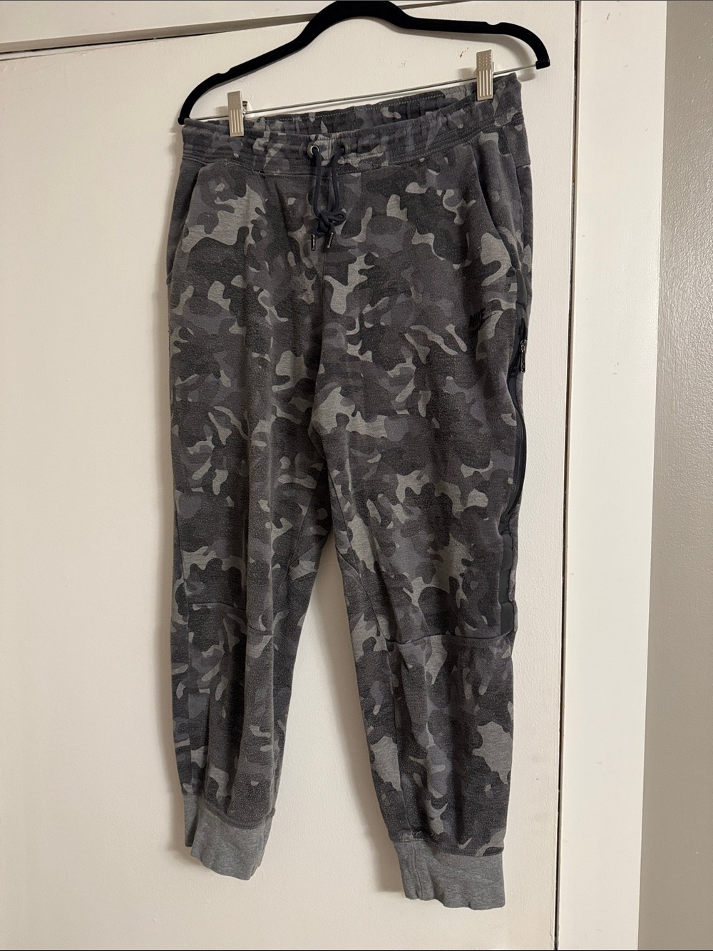 Nike Men's Gray Camo Joggers - Gray/Charcoal
